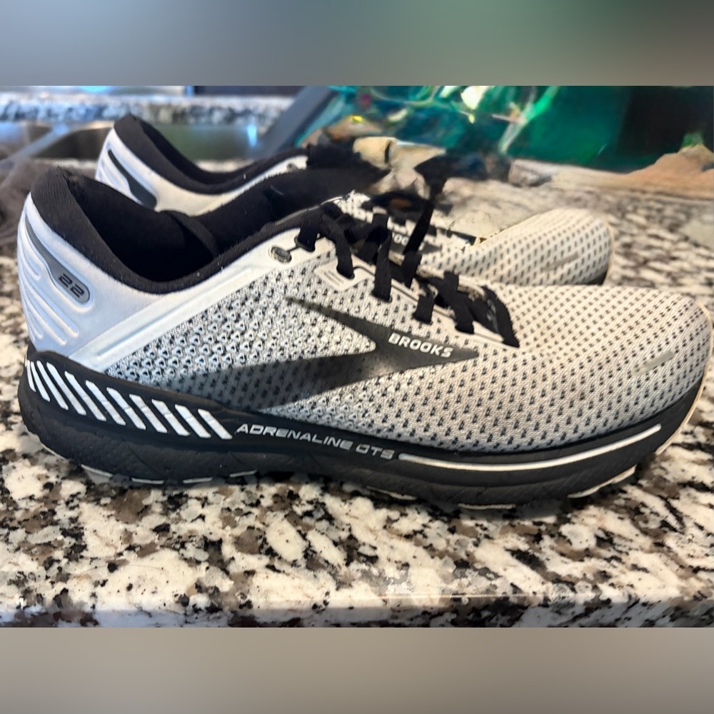 Brooks Adrenaline GTS 22